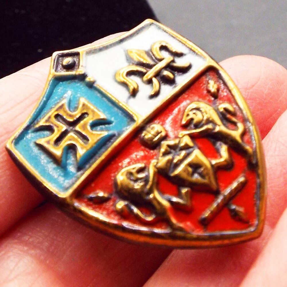 SCOTTISH CELTIC RAMPANT LIONS CROSS SHIELD RED & GREEN ENAMEL PIN 57 - Picture 2 of 3